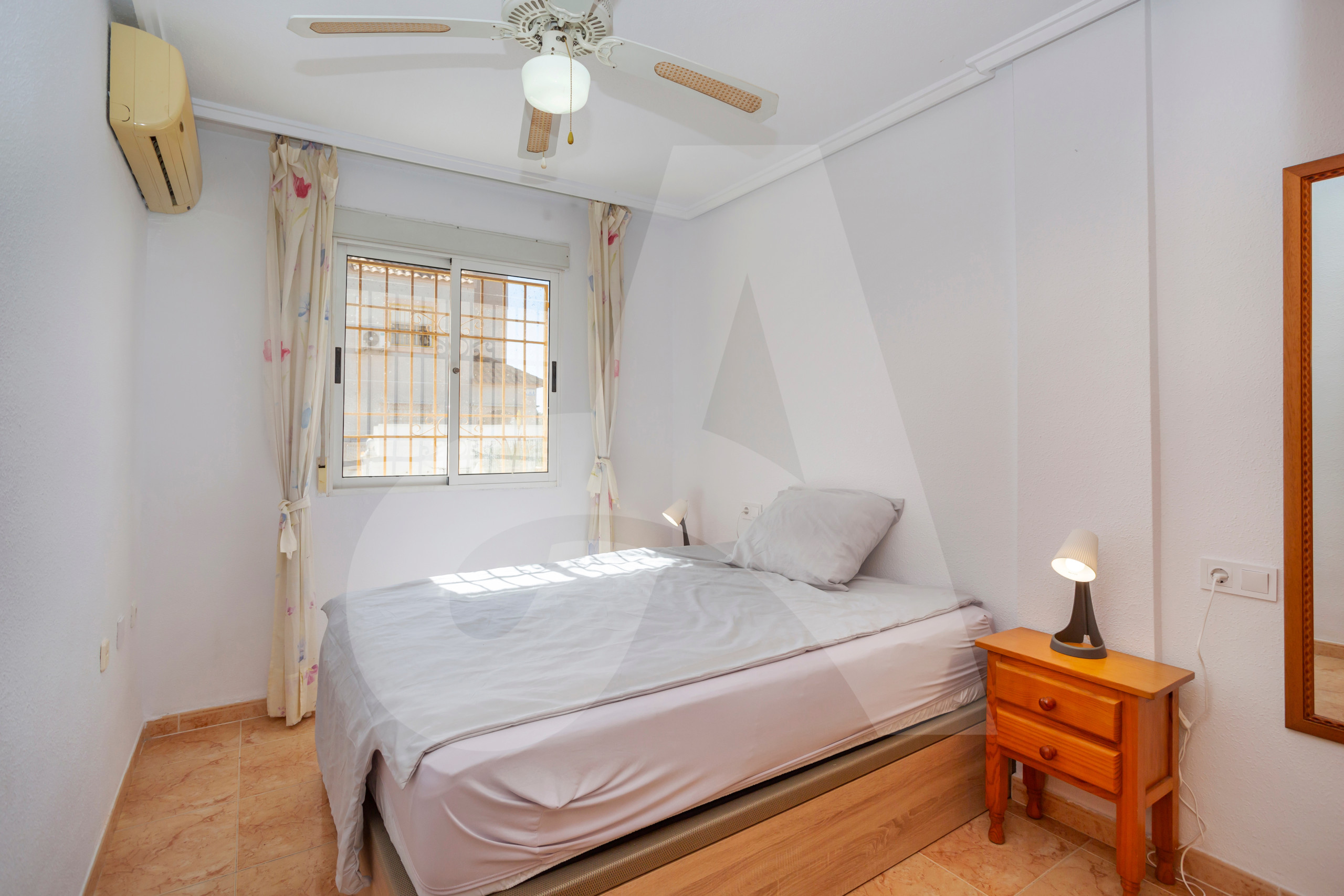 Minimalistische slaapkamer met warme tinten en natuurlijk licht