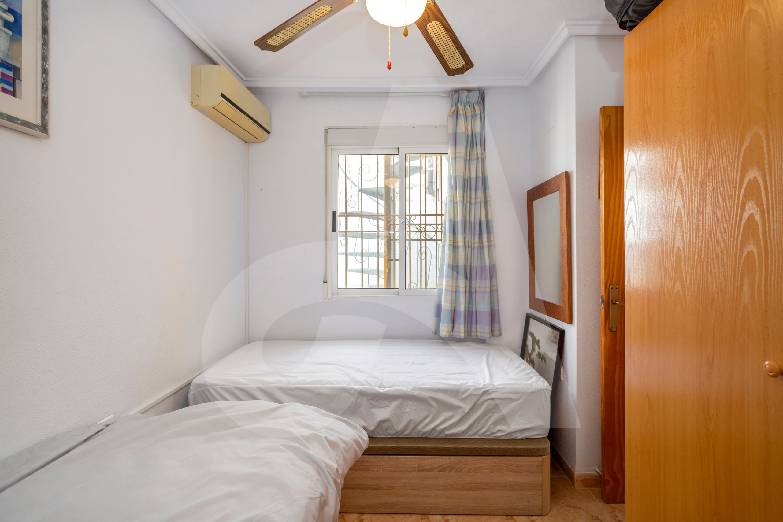 Minimalistische slaapkamer met warme tinten en natuurlijk licht