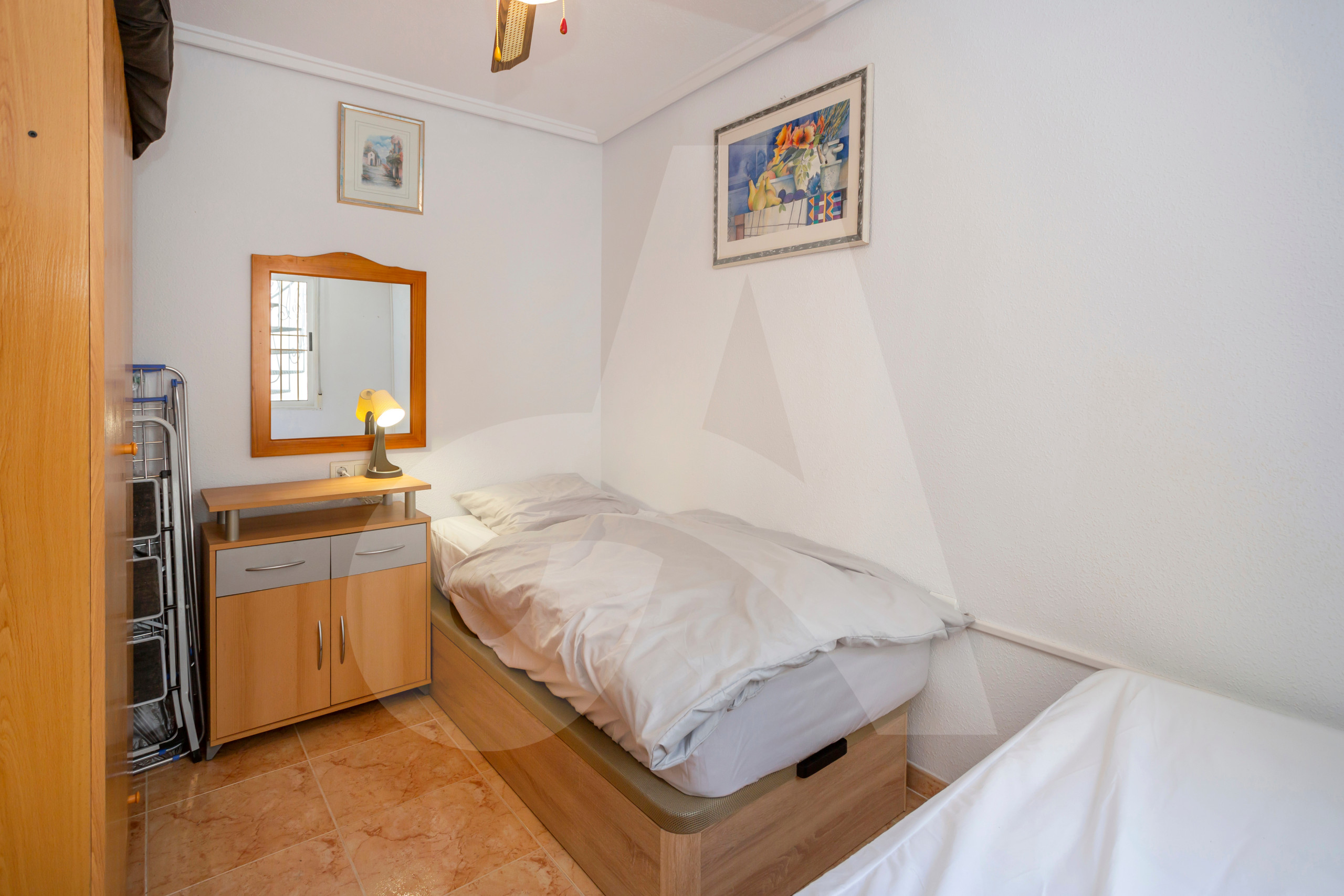 Minimalistische slaapkamer met warme tinten en natuurlijk licht