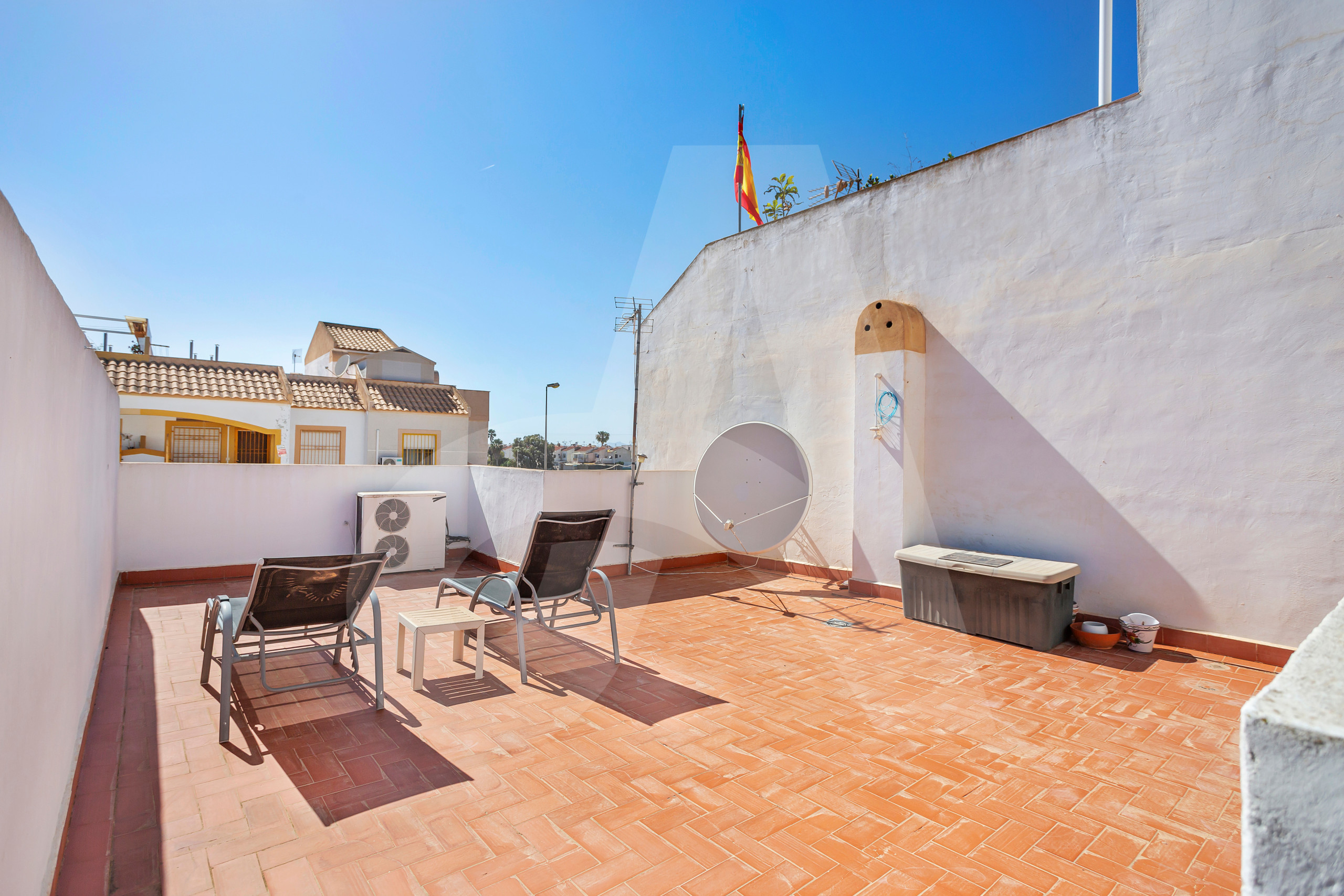 Priveterras met zitplaats en lantaarns