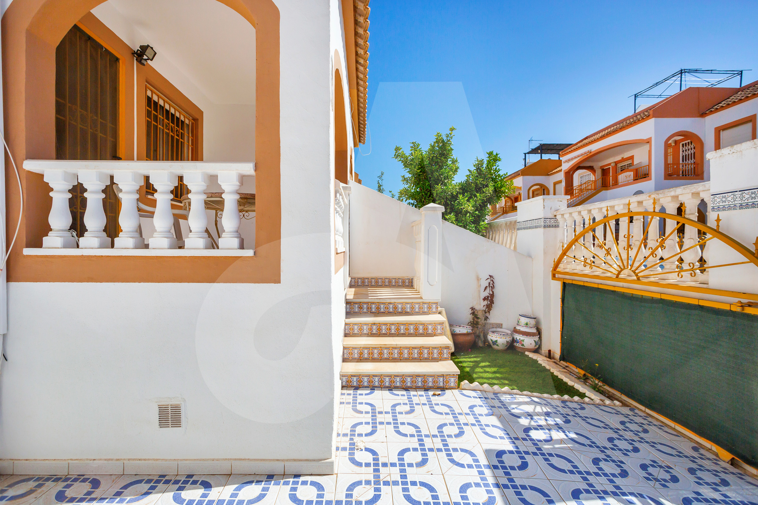 Open leefruimte met moderne sofa en eettafel