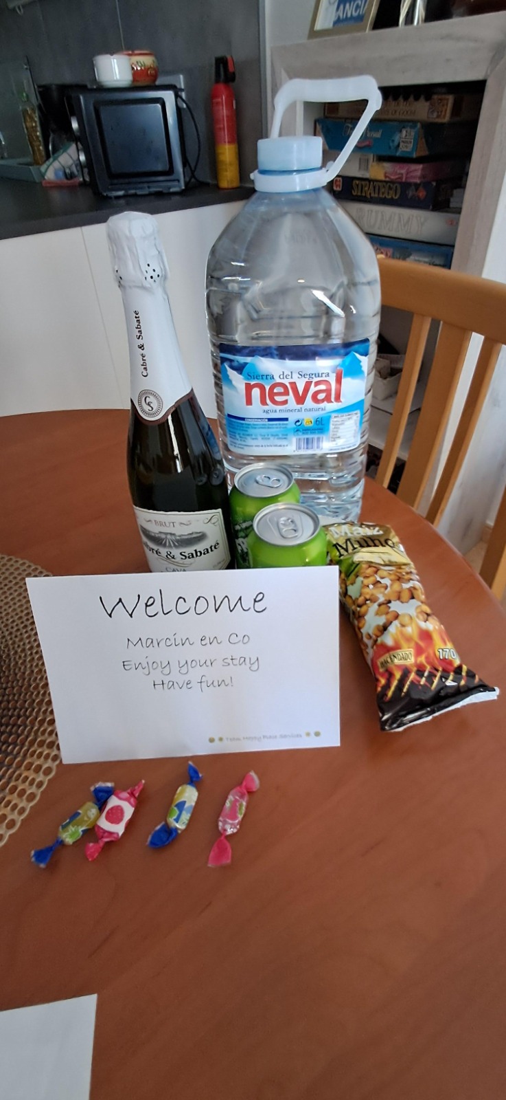 Lichte woonkamer van het vakantiehuis met grote schuifdeuren