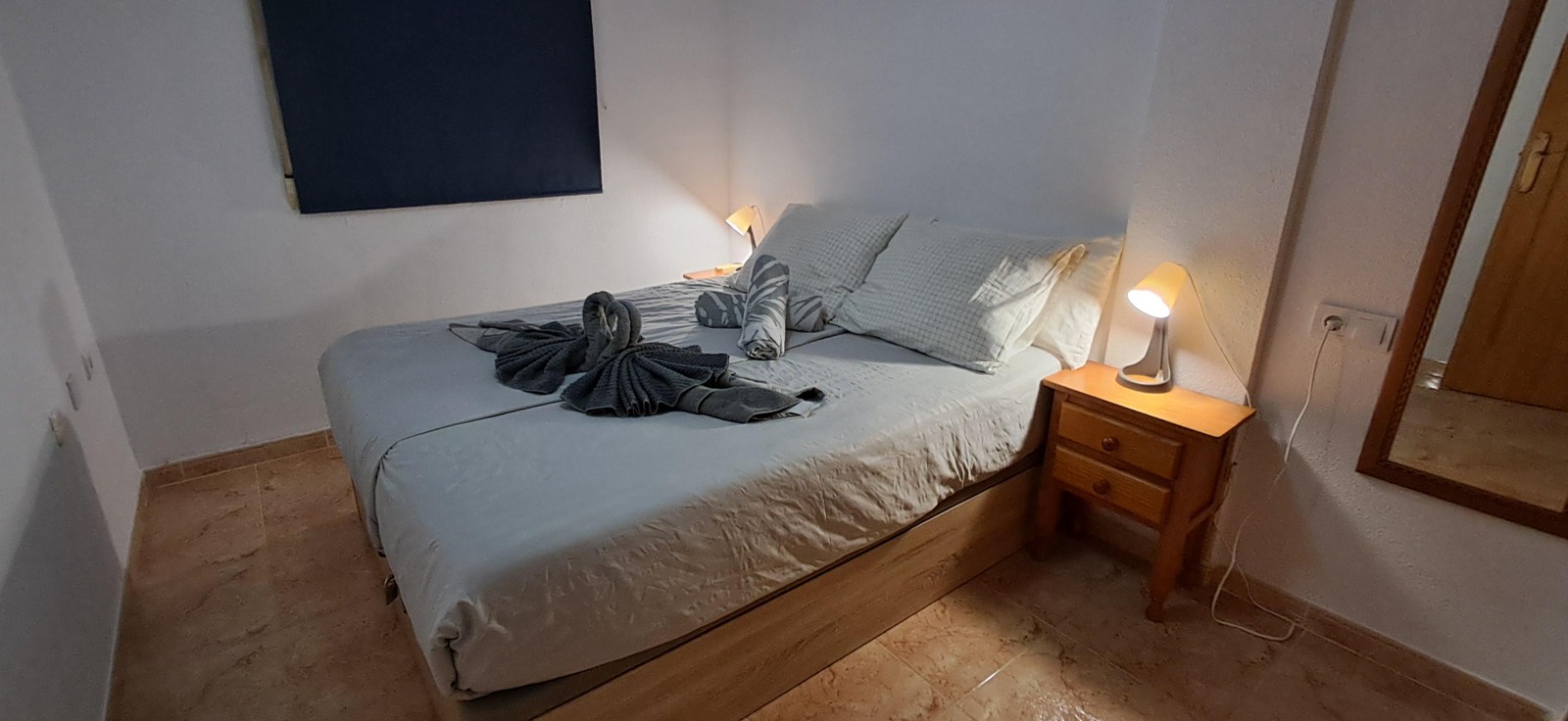 Gedeeld zwembad omringd door palmbomen