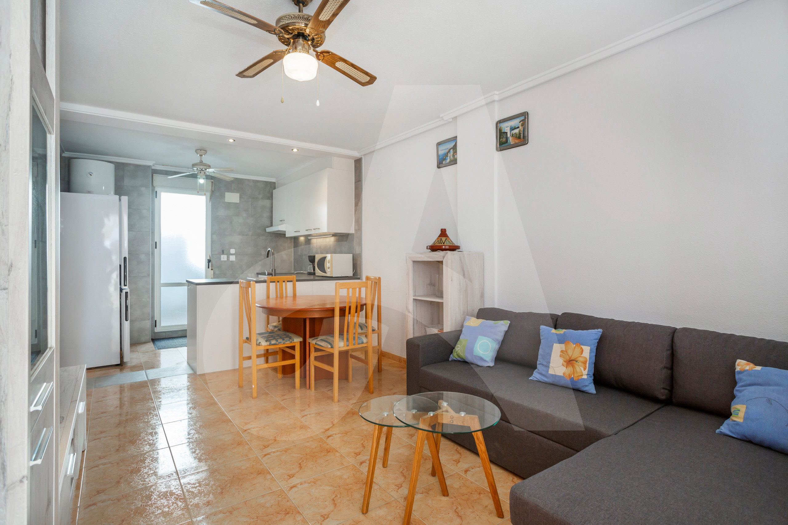 Lichte woonkamer van het vakantiehuis met grote schuifdeuren