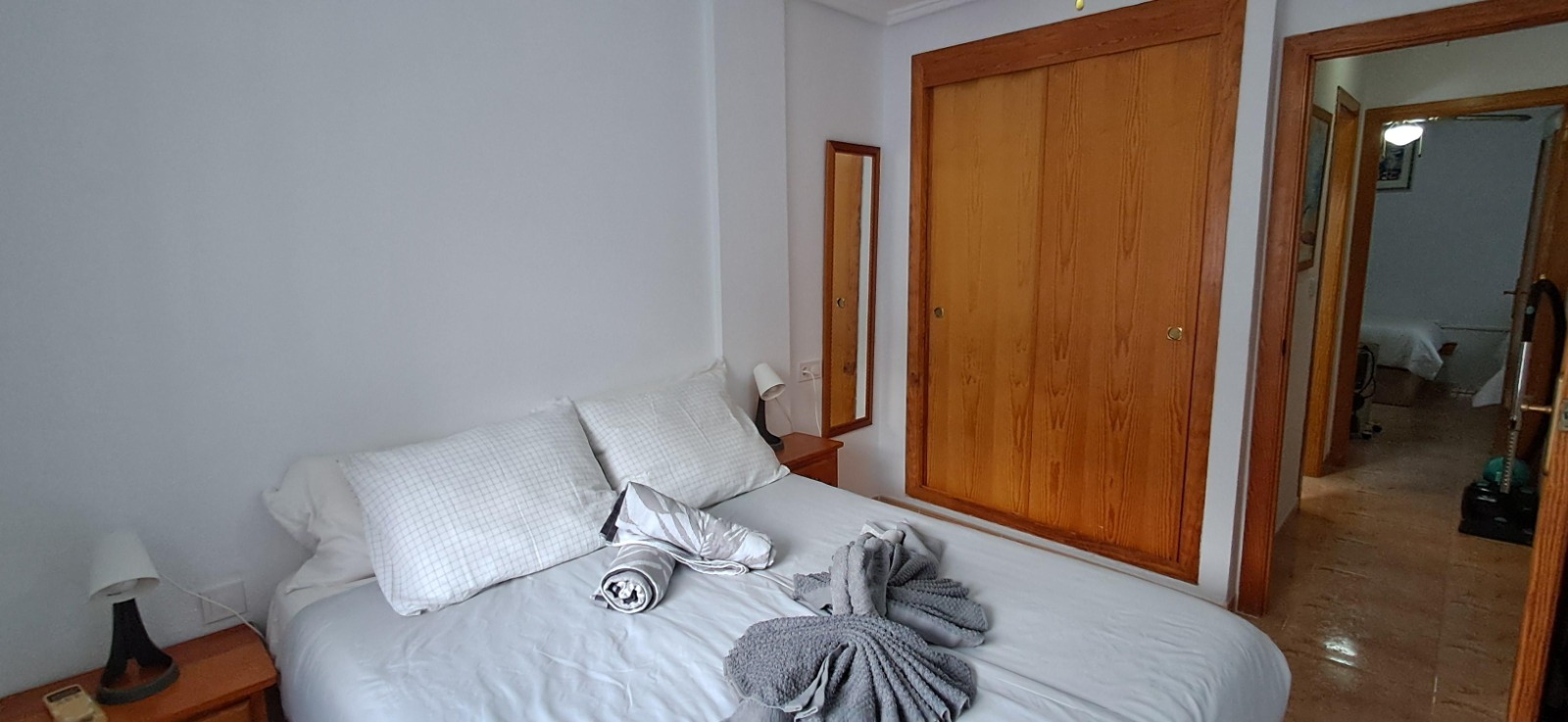 Gedeeld zwembad omringd door palmbomen