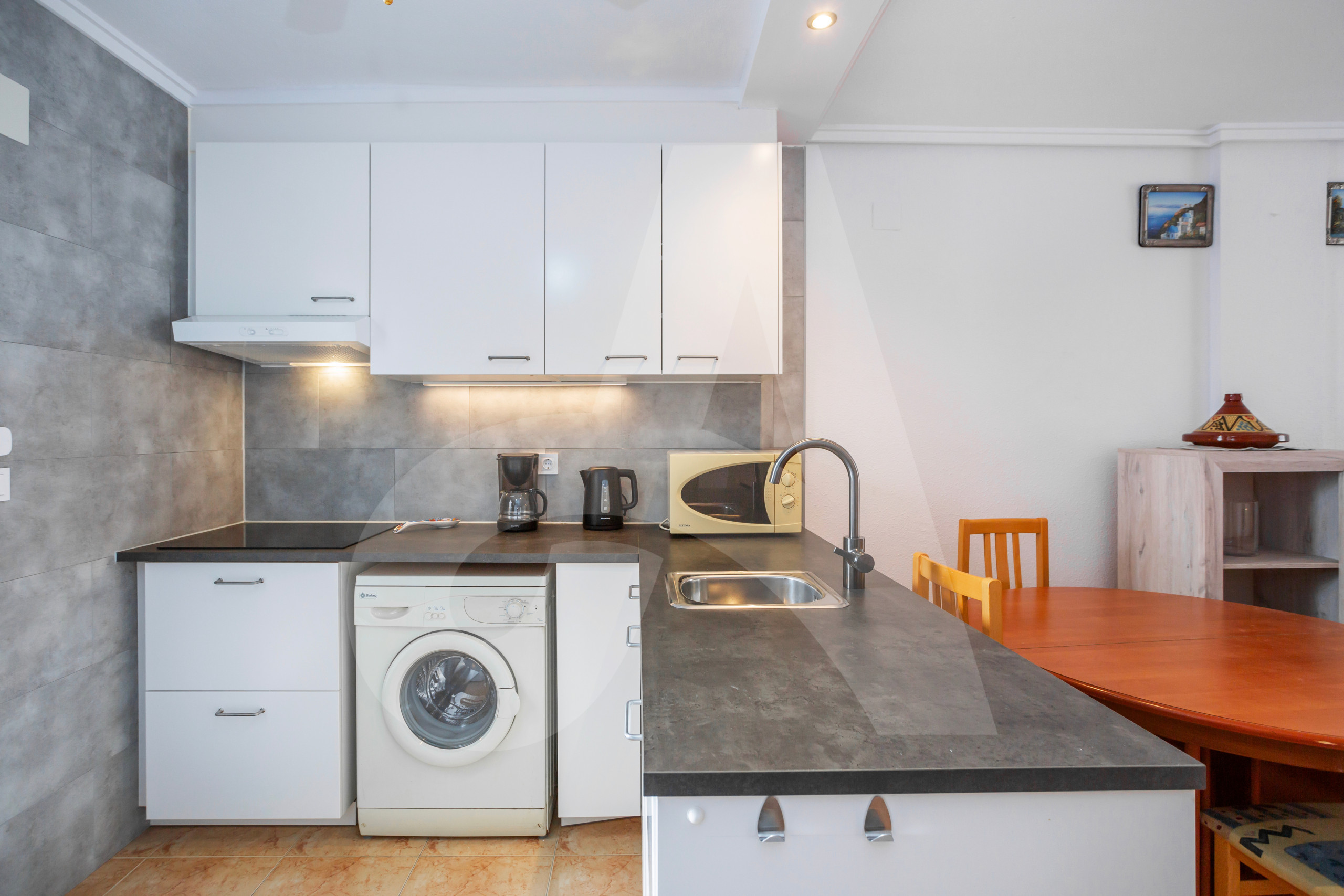 Minimalistische slaapkamer met warme tinten en natuurlijk licht