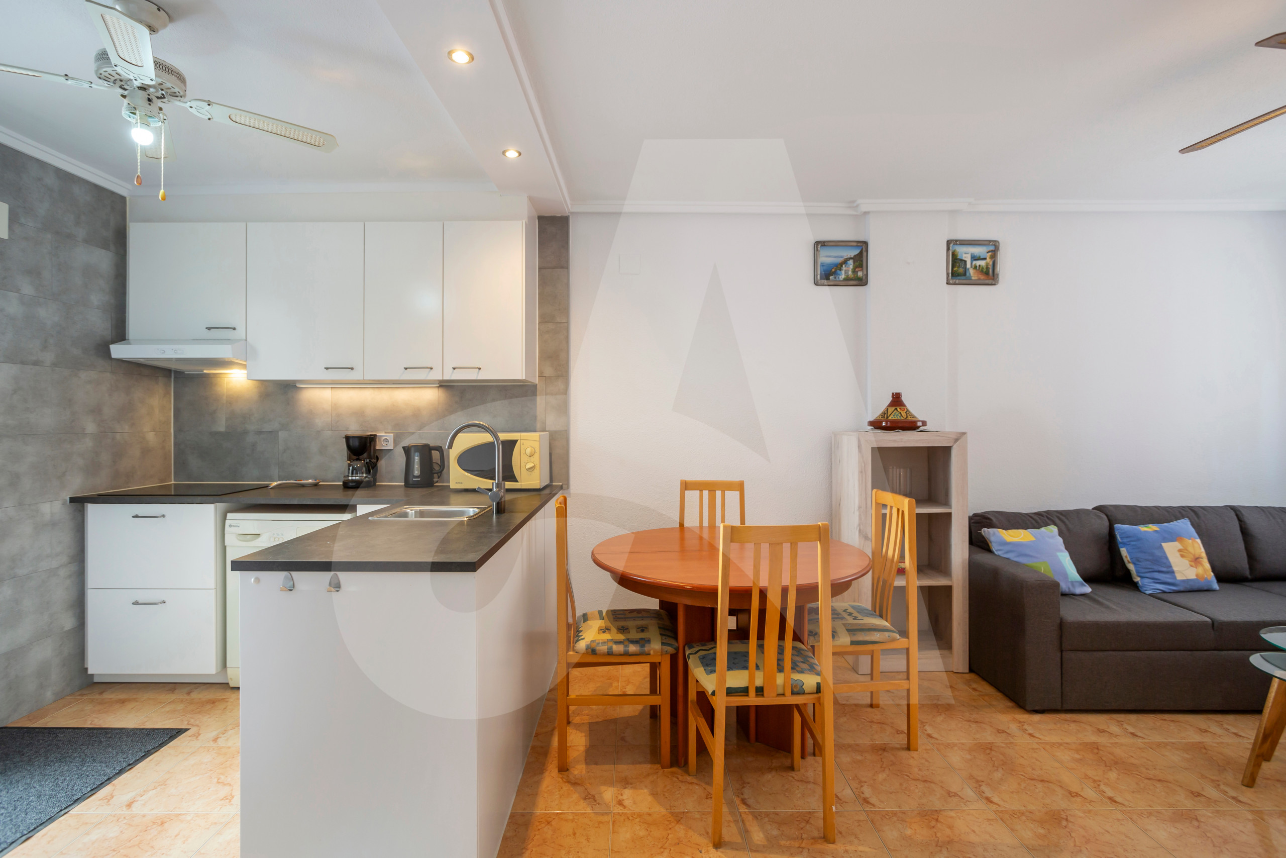 Intieme eethoek met zicht op het terras