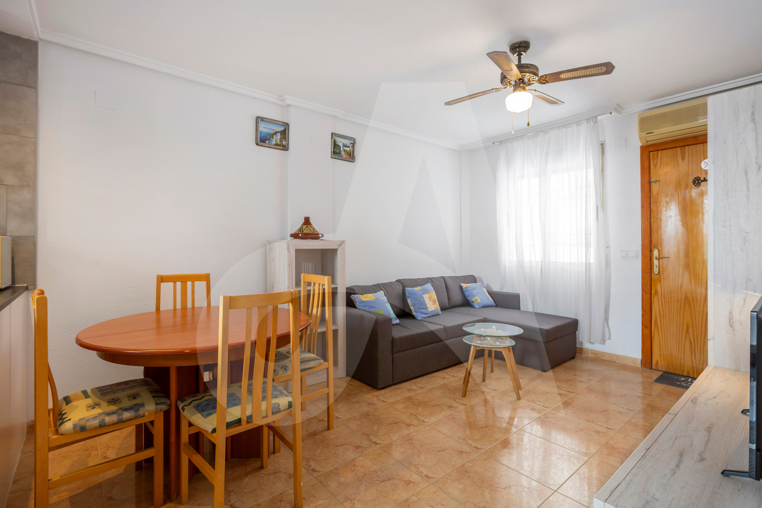 Strandwandeling bij zonsondergang dicht bij het huis